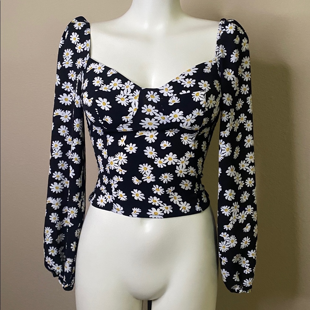 ELUCP Black Daisy Print Long Sleeve Sweetheart neck romantic Top S 🖤🌼